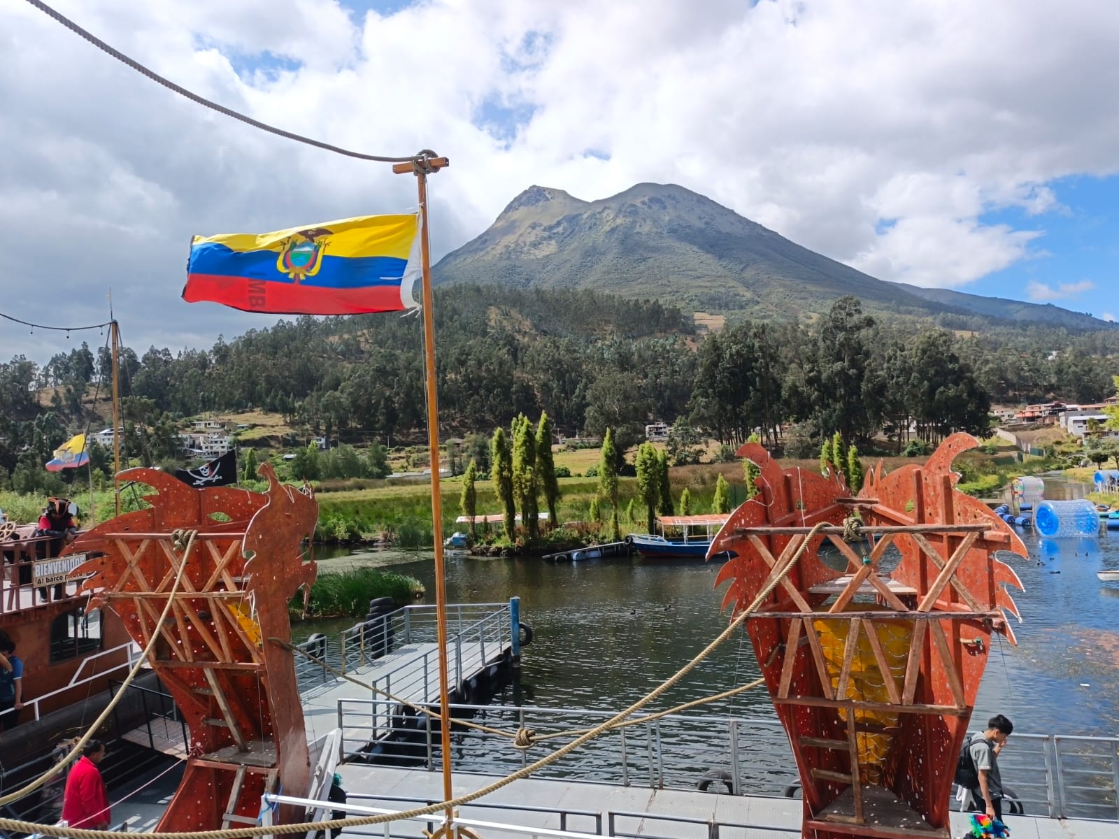 Barco Vikingo - Crucero Impakucha en el lago San Pablo