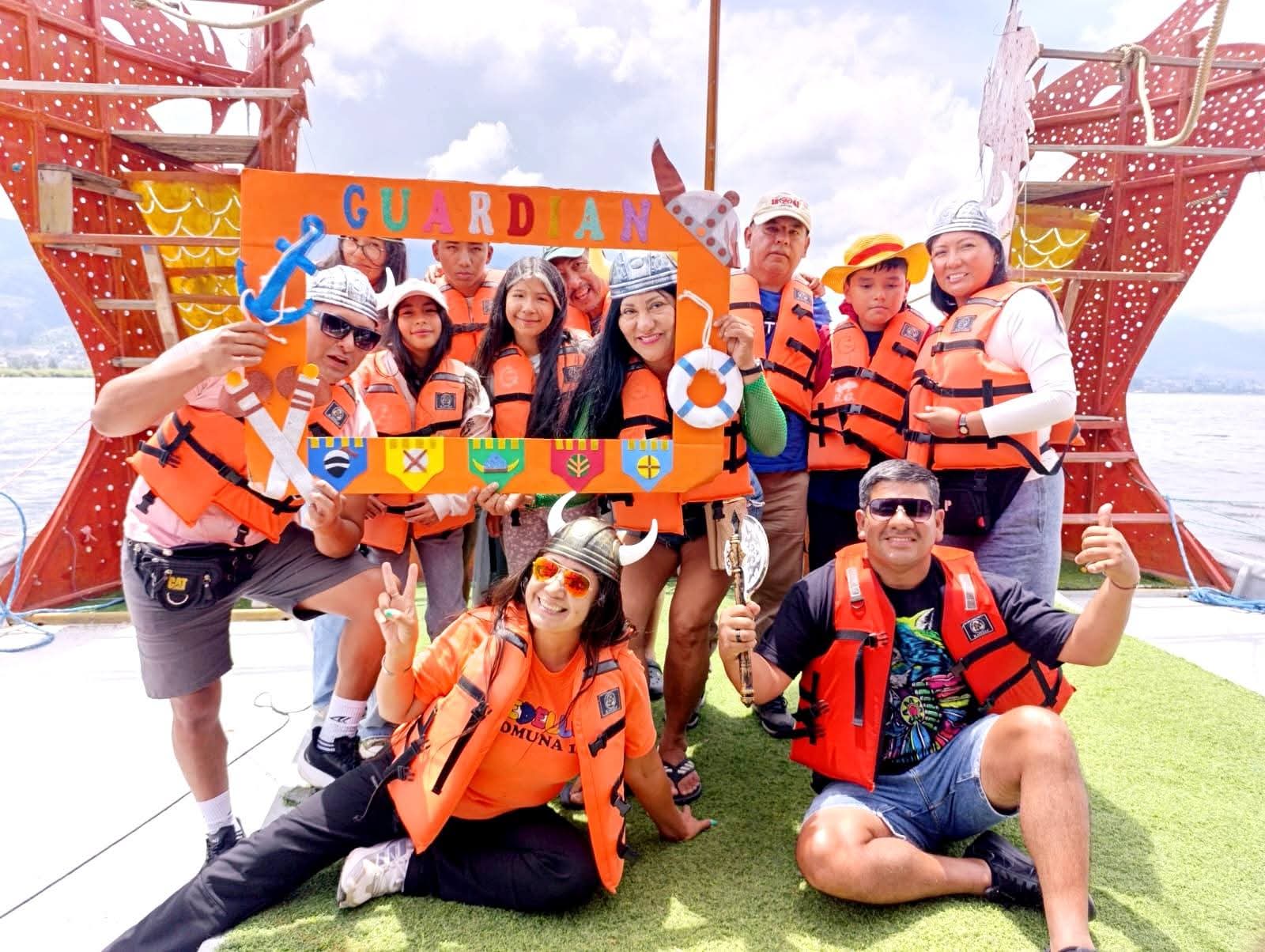 Familia disfrutando del paseo en el Barco Vikingo