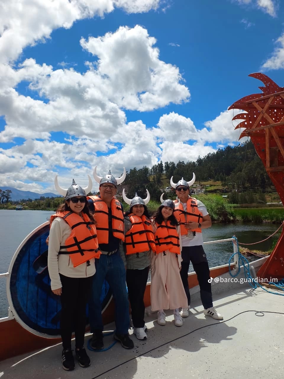 Barco Vikingo - Crucero Impakucha en el lago San Pablo